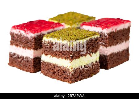 Petites tranches de gâteau. Tranches de gâteau à la pistache et à la framboise. Ensemble de tartelettes ou gâteaux différents. Produits de boulangerie. Gros plan Banque D'Images