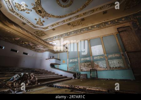 Grand hall sombre de l'ancien cinéma abandonné. Banque D'Images