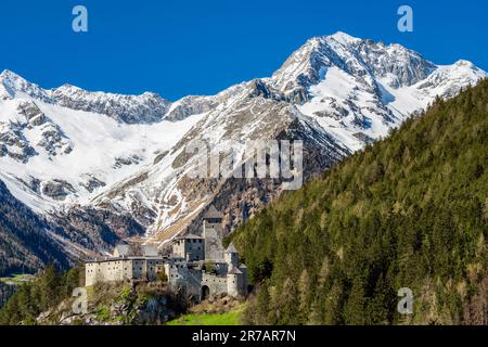 Château médiéval de Taufers avec les Alpes enneigées de Zillertall en arrière-plan, sable à Taufers-Campo Tures, Trentin-Haut-Adige/Sudtirol, Italie Banque D'Images