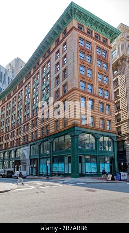 Le 7 Water Street, alias Winthrop Building, a été le premier bâtiment en acier de Boston. Il est recouvert de briques et de terre cuite au-dessus d'une base en fonte de deux étages. Banque D'Images