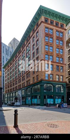 Le 7 Water Street, alias Winthrop Building, a été le premier bâtiment en acier de Boston. Il est recouvert de briques et de terre cuite au-dessus d'une base en fonte de deux étages. Banque D'Images