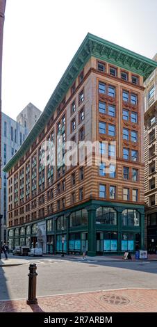 Le 7 Water Street, alias Winthrop Building, a été le premier bâtiment en acier de Boston. Il est recouvert de briques et de terre cuite au-dessus d'une base en fonte de deux étages. Banque D'Images