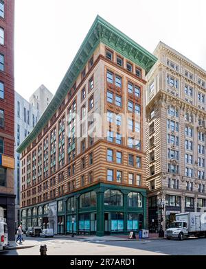 Le 7 Water Street, alias Winthrop Building, a été le premier bâtiment en acier de Boston. Il est recouvert de briques et de terre cuite au-dessus d'une base en fonte de deux étages. Banque D'Images