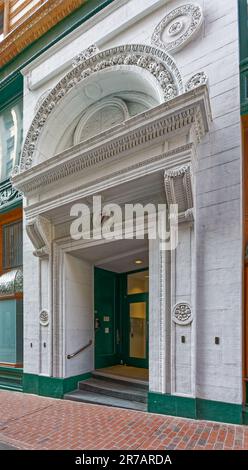 Le 7 Water Street, alias Winthrop Building, a été le premier bâtiment en acier de Boston. Il est recouvert de briques et de terre cuite au-dessus d'une base en fonte de deux étages. Banque D'Images