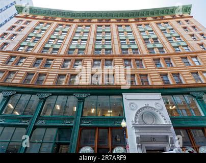 Le 7 Water Street, alias Winthrop Building, a été le premier bâtiment en acier de Boston. Il est recouvert de briques et de terre cuite au-dessus d'une base en fonte de deux étages. Banque D'Images