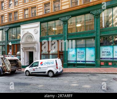 Le 7 Water Street, alias Winthrop Building, a été le premier bâtiment en acier de Boston. Il est recouvert de briques et de terre cuite au-dessus d'une base en fonte de deux étages. Banque D'Images