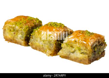 Baklava avec pistache isolée sur fond blanc. Baklava turque traditionnelle. Nom local ankara sarmasi. Gros plan Banque D'Images