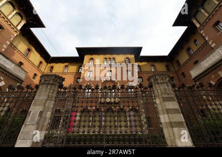 Extérieur du Palazzo Gonzaga, bâtiment historique le long de la via Carducci à Milan, Lombardie, Italie, accueillant l'Universita Cattolica del Sacro Cuore Banque D'Images