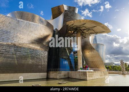 Extérieur du musée Guggenheim composition hypnotisante de formes métalliques angulaires et courbes, avec panneaux en titane reflétant la lumière. Bilbao, basque Banque D'Images