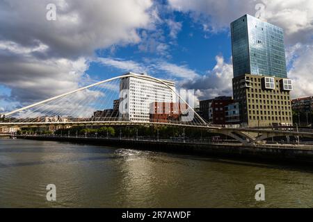 Vue sur le pont Zubizuri (basque pour le pont blanc), la rivière Nervion et la tour Isozaki. Bilbao, pays basque, Espagne. Banque D'Images