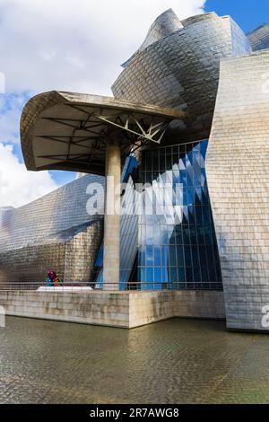 Extérieur du musée Guggenheim composition hypnotisante de formes métalliques angulaires et courbes, avec panneaux en titane reflétant la lumière. Bilbao, basque Banque D'Images