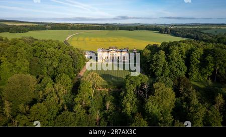 DUNCOMBE PARK, HELMSLEY, ROYAUME-UNI - 29 MAI 2023. Vue aérienne de Duncombe Park demeure et domaine majestueux dans le parc national des Moors du Yorkshire du Nord à Helmsl Banque D'Images