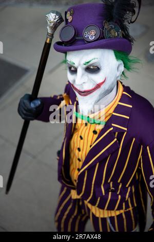 HARROGATE, ROYAUME-UNI - 3 JUIN 2023. Un cojoueur masculin habillé comme le joker des films batman avec masque Banque D'Images
