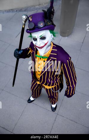 HARROGATE, ROYAUME-UNI - 3 JUIN 2023. Un cojoueur masculin habillé comme le joker des films batman avec masque Banque D'Images