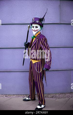 HARROGATE, ROYAUME-UNI - 3 JUIN 2023. Un cojoueur masculin habillé comme le joker des films batman avec masque Banque D'Images