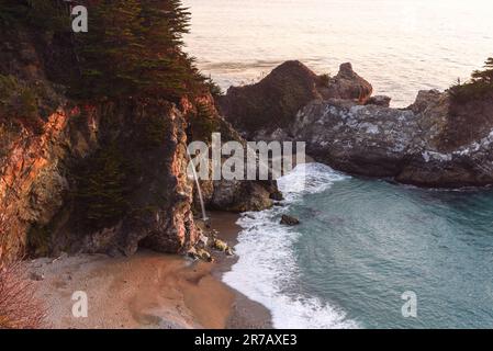 Cascade sur la côte de la Californie du réseau au coucher du soleil en automne Banque D'Images