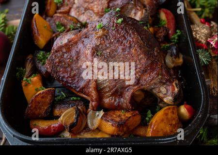 Plat de volaille de Noël avec queues de dinde rôties au four, courge musquée, pommes et oignons Banque D'Images