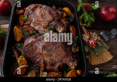 Plat de volaille de Noël avec queues de dinde rôties au four, courge musquée, pommes et oignons Banque D'Images