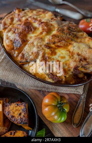 Plat de cocotte avec pâtes, sauce à la viande, sauce au béchamel et citrouille rôtie, garniture au fromage Banque D'Images