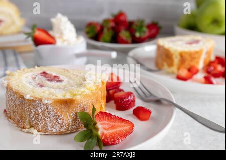 Tranche de rouleaux suisses avec fraises et crème Banque D'Images