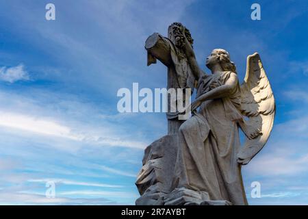 Pierre tombale victorienne au cimetière de Hollinwood. Banque D'Images