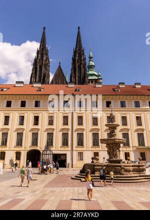 HRADCANY, PRAGUE, RÉPUBLIQUE TCHÈQUE, EUROPE - touristes au Château de Prague. Banque D'Images