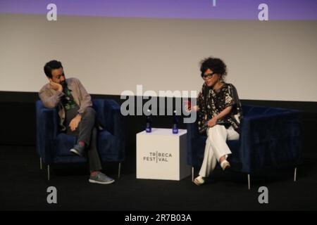 BMCC Theatre, 199 Chambers St, Manhattan, NY 10007, États-Unis. En rejoignant l'hôte Rosie Perez, l'auteur-compositeur et acteur de Broadway Lin-Manuel Miranda, apparaît sur scène au Tribeca film Festival 2023, pour une discussion sincère sur les conteurs. Crédit : ©Julia Mineeva/EGBN TV News/Alay Live News Banque D'Images