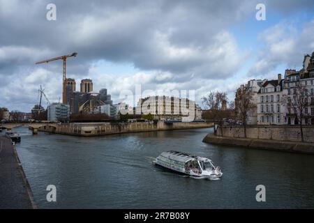 Seine au printemps avec bateau touristique sur 24 mars 2023. Paris, France. Banque D'Images