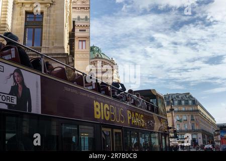 Big bus Paris, bus touristique dans la rue à Paris, France. 25 mars 2023. Banque D'Images