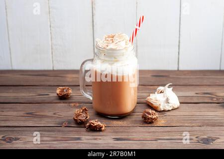 Chocolat chaud avec crème fouettée, meringues, truffes au chocolat. Boisson de confort pour les froides soirées d'automne ou d'hiver Banque D'Images