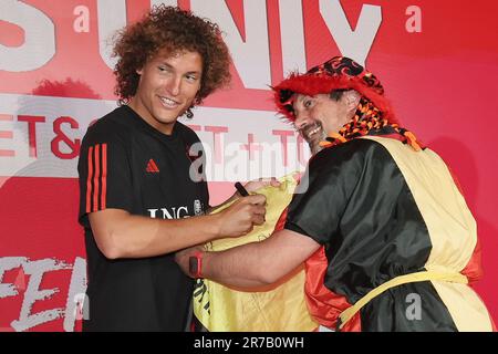 Tubize, Belgique. 14th juin 2023. Le Wout Faes de Belgique signe un autographe lors d'une visite de certains fans de l'équipe nationale belge de football Red Devils au Proximus basecamp, le centre d'entraînement de l'Association Royale de football belge RBFA, à Tubize, le mercredi 14 juin 2023. BELGA PHOTO BRUNO FAHY crédit: Belga News Agency/Alay Live News Banque D'Images