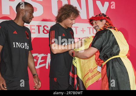 Tubize, Belgique. 14th juin 2023. Dodi Lukebakio en Belgique et Wout Faes en Belgique signent un autographe lors d'une visite de certains fans de l'équipe nationale belge de football Red Devils au Proximus basecamp, le centre d'entraînement de l'Association royale belge de football RBFA, à Tubize, le mercredi 14 juin 2023. BELGA PHOTO BRUNO FAHY crédit: Belga News Agency/Alay Live News Banque D'Images