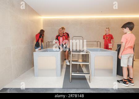 Tubize, Belgique. 14th juin 2023. L'illustration montre une visite de quelques fans de l'équipe nationale belge de football Red Devils au Proximus basecamp, le centre d'entraînement de l'Association royale belge de football RBFA, à Tubize, le mercredi 14 juin 2023. BELGA PHOTO BRUNO FAHY crédit: Belga News Agency/Alay Live News Banque D'Images