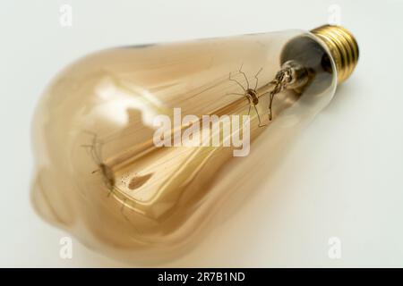 Ampoule vintage Edison isolée sur blanc Banque D'Images