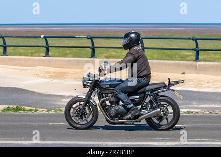2021 Triumph Speed Twin Parallel LC EU4 Silver Motorcycle Sports Pétrol 1200 cc conduite sur la route côtière à Southport, Royaume-Uni Banque D'Images