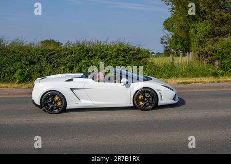2012 Lamborghini Gallardo LP 560-4 Spyder V10 White car Roadster essence 5204 cc; au Classic & Performance Motor Show à Hoghton Tower; Supercar Showtime juin 2023 Banque D'Images