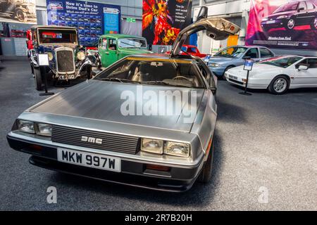 DMC DeLorean parmi les voitures exposées au Great British car Journey un musée et une attraction touristique à Ambergate Derbyshire Angleterre Royaume-Uni. Banque D'Images