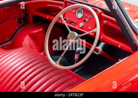 Volant et intérieur d'une microvoiture Meadows Frisky Family 3 construite à Wolverhampton entre 1958 et 1961. Banque D'Images