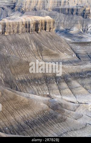 Les collines d'argile érodées colorées du paysage lunaire de la vue du Skyline. Zone de loisirs Factory Butte près de Hanksville, Utah. Banque D'Images