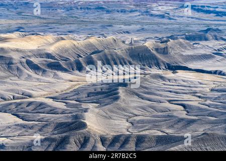 Les collines d'argile érodées colorées du paysage lunaire de la vue du Skyline. Zone de loisirs Factory Butte près de Hanksville, Utah. Banque D'Images