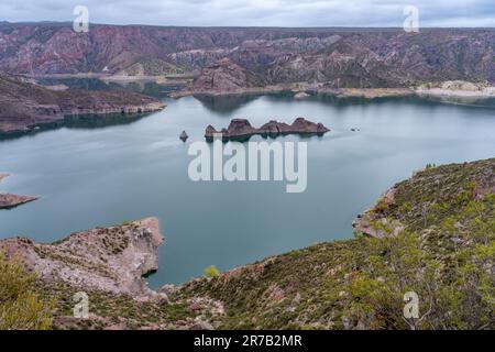 Le sous-marin dans le réservoir de Valle Grande dans le canyon Atuel près de San Rafael, province de Mendoza, Argentine. Banque D'Images