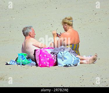 Ayr, Écosse, Royaume-Uni 14th juin 2023. Météo au Royaume-Uni : la plage chaude d'Ayr a vu les touristes et les habitants profiter du sable. Crédit Gerard Ferry/Alay Live News Banque D'Images