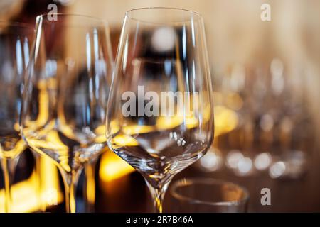 Gros plan de verres à champagne vides dans une rangée. Gobelet à vin à la réception de mariage, bar à alcool, restauration au restaurant. Magnifique effet de fond flou Banque D'Images