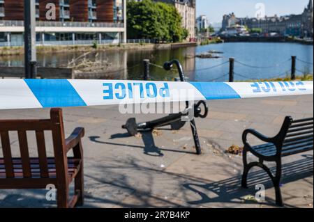 Leith, Édimbourg, Écosse, Royaume-Uni, 14th juin 2023. Corps de l'homme disparu trouvé sur la rive : les services d'urgence sont appelés sur la rive. On pense que l'homme est Zyrynyl Melendres, âgé de 23 ans. La police a bouclé la zone avec des bandes de police lors de ses enquêtes. Il n'y a pas de circonstances suspectes apparentes. Crédit : Sally Anderson/Alay Live News Banque D'Images