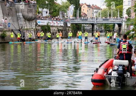 SUP, compétition de stand up paddle sur la rivière Ljubljanica, dans la belle vieille partie de Ljubljana, la capitale de la Slovénie, en Europe Banque D'Images