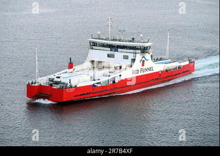 Red Kestrel est un traversier de fret exploité par Red Funnel sur sa route Southampton-East Cowes. Banque D'Images