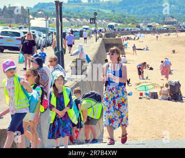 Ayr, Écosse, Royaume-Uni 14th juin 2023. Météo au Royaume-Uni : la plage chaude d'Ayr a vu les touristes et les habitants profiter du sable. Crédit Gerard Ferry/Alay Live News Banque D'Images