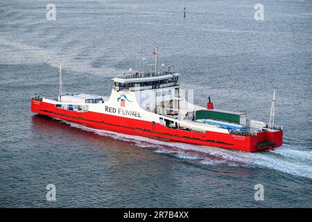 Red Kestrel est un traversier de fret exploité par Red Funnel sur sa route Southampton-East Cowes. Banque D'Images