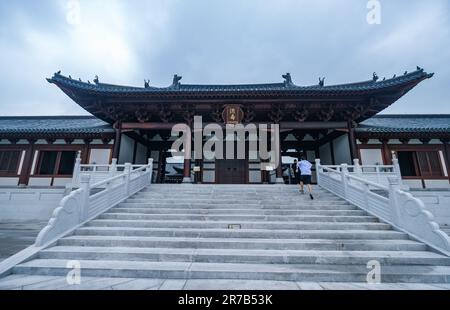 (230614) -- HANGZHOU, 14 juin 2023 (Xinhua) -- les gens visitent le musée des ruines du palais Deshou de la dynastie Song du Sud à Hangzhou, dans la province de Zhejiang, en Chine orientale, à 6 juin 2023. Hangzhou, avec son riche patrimoine culturel et sa beauté naturelle à couper le souffle, s'est imposé comme une ville incontournable pour les amateurs de voyages. (Xinhua/Xu Yu) Banque D'Images