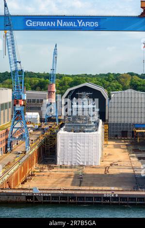 Un navire de guerre de la Marine allemande de Berlin en cours de rénovation majeure au chantier naval allemand de Kiel, en Allemagne. Banque D'Images